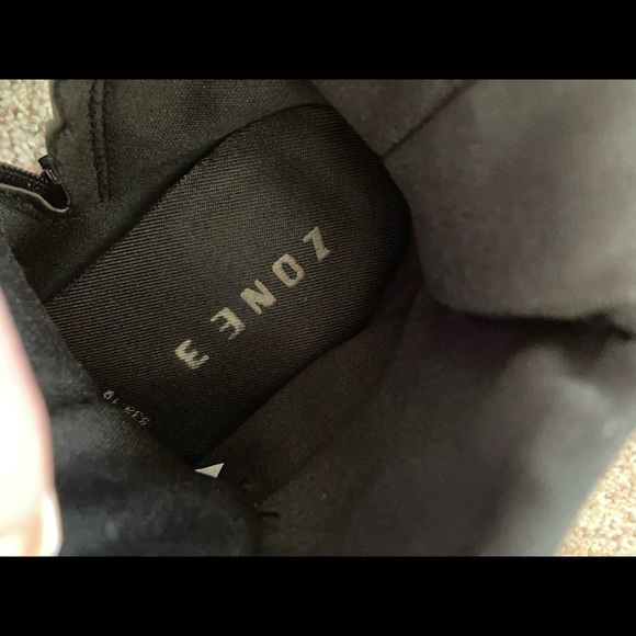 Black sneaker style with zipper and inserted heel - Picture 5 of 5